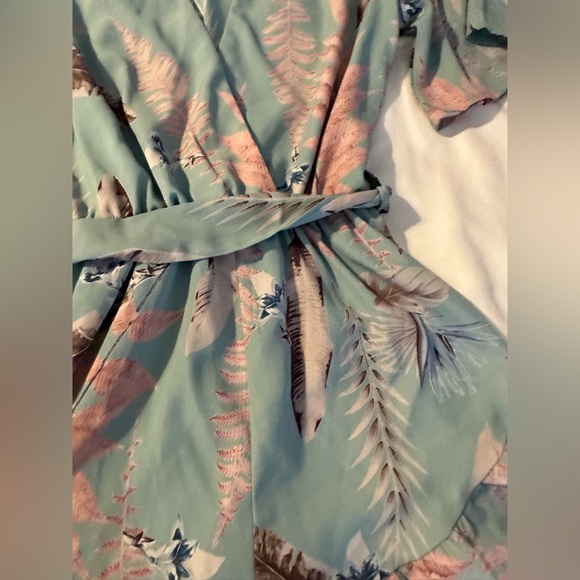 Blue Blush Womens Tropical Flora Print
Short Sleeve Ruffle Hem Romper Size S - Picture 5 of 8